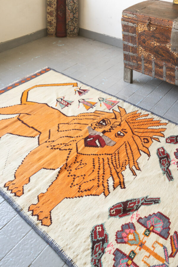 RK235 Qashqai Lion Kilim 5