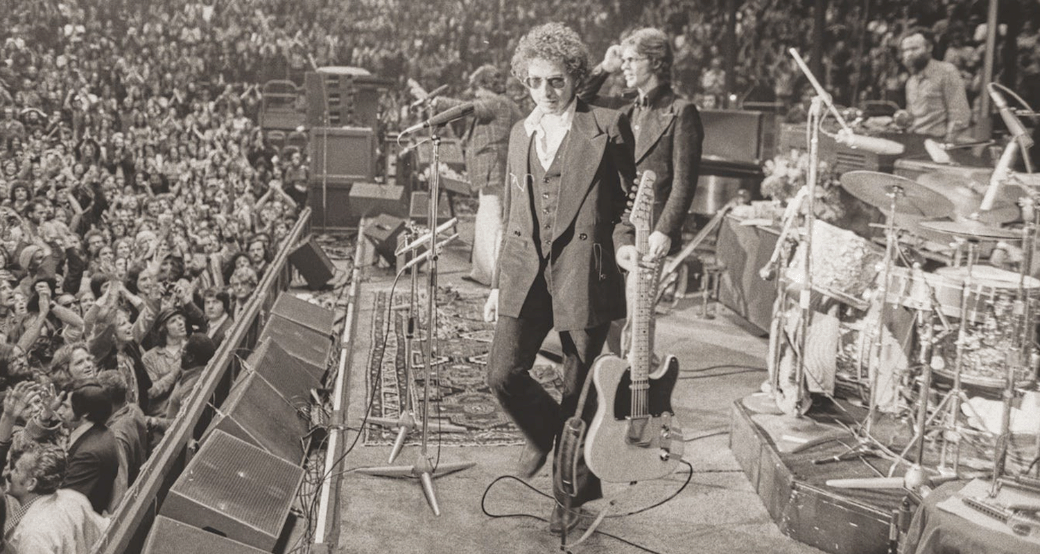 Rugs and Rockers: The Strange Bond Between Persian Rugs and Rock’n’Roll 17 Bob Dylan and The Band on stage at Chicago Stadium during their 1974 tour. Photo by Barry Feinstein