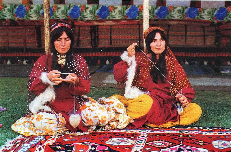 Qashqai women hand spinning wool